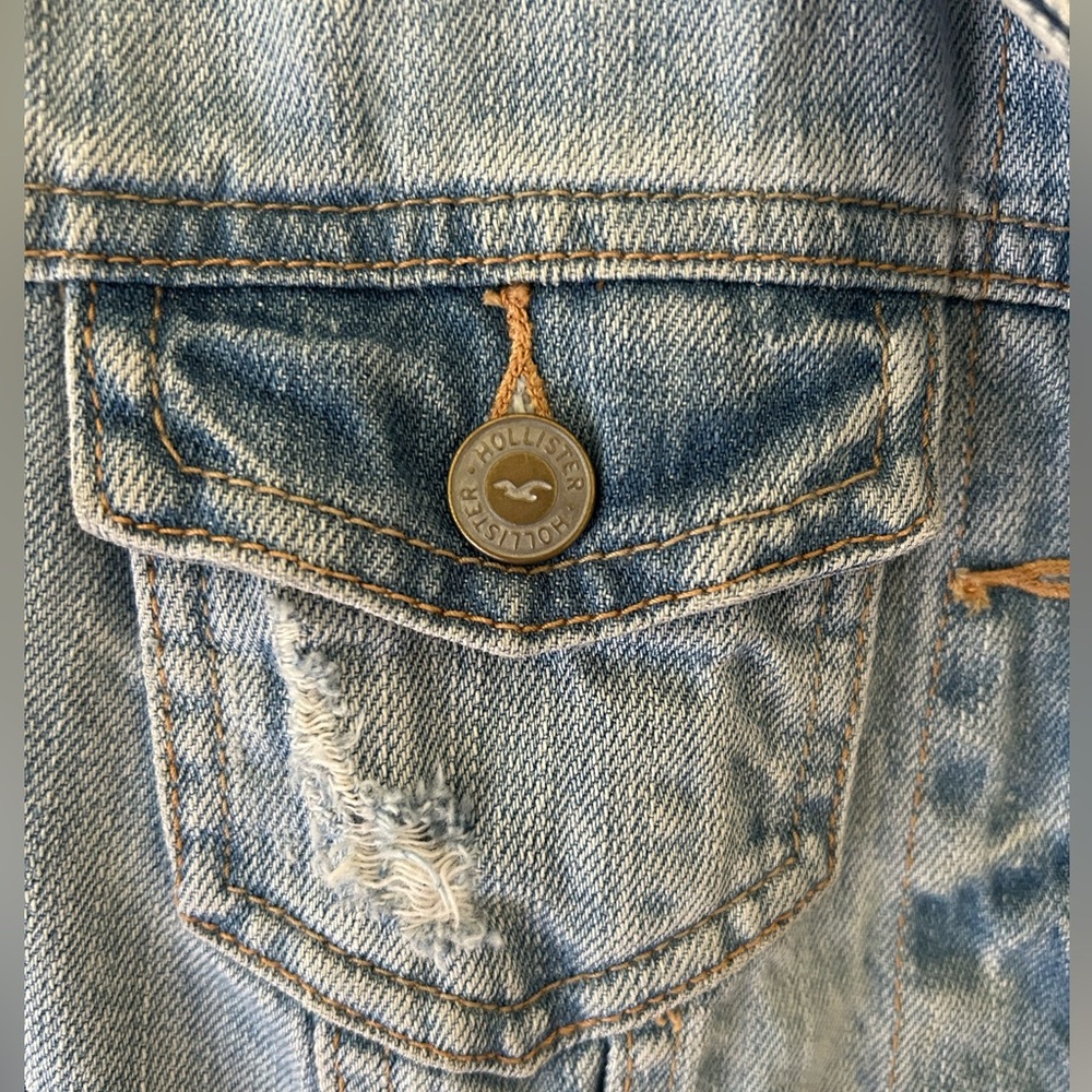 Early 2010s Hollister Light Wash Distressed Denim Jacket
Size: Medium
EUC - Picture 3 of 12